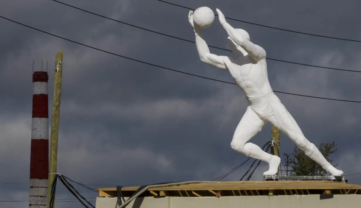 Patung kiper terpasang di Stadion Yekaterinburg Arena, Sverdlovsk Oblast, Senin (18/9/2017). Stadion yang berdiri sejak 1957 ini akan menjadi satu dari 12 stadion penyelenggara Piala Dunia 2018 Rusia. (AFP/Mladen Antonov)