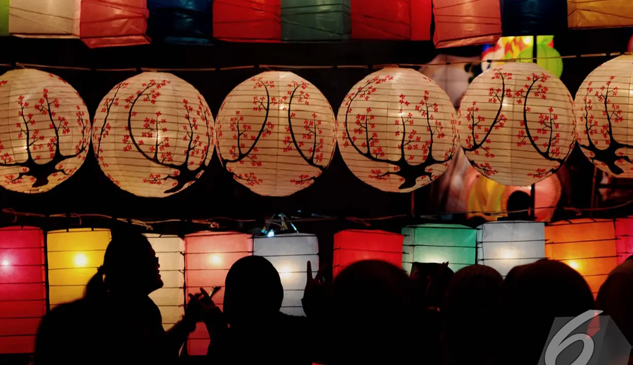 Lampion bergambar bunga Sakura menambah cantik acara 'Jakarta Lantern Festival 2014' di Lapangan Banteng, Jakpus. Foto diambil pada Jumat (12/12/2014). (Liputan6.com/Andrian M Tunay) 