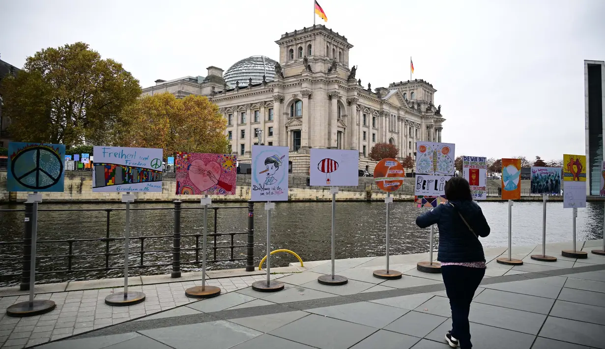 Runtuhnya Tembok Berlin pada tahun 1989 menyatukan kembali Jerman Timur dan Barat, peristiwa ini menjadi simbol kebebasan dan persatuan. (Tobias SCHWARZ/AFP)