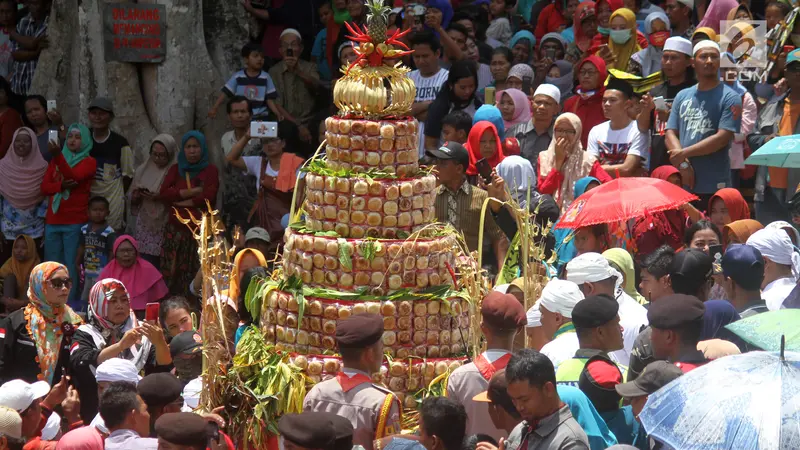 Berebut Apem Pada Perayaan Haul Kiai Ageng Gribig