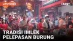 PERAYAAN IMLEK WARGA TIONGHOA LAKUKAN TRADISI PELEPASAN BURUNG DI KLENTENG TERTUA