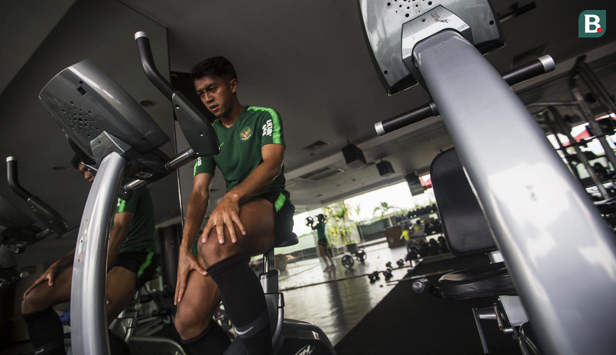 Pemain Timnas Indonesia, Febri Hariyadi, menjaga kondisi fisik di Hotel Grand Zuri, Jawa Barat, Senin (5/11). Pemusatan ini dilakukan sebagai persiapan jelang Piala AFF 2018. (Bola.com/Vitalis Yogi Trisna)