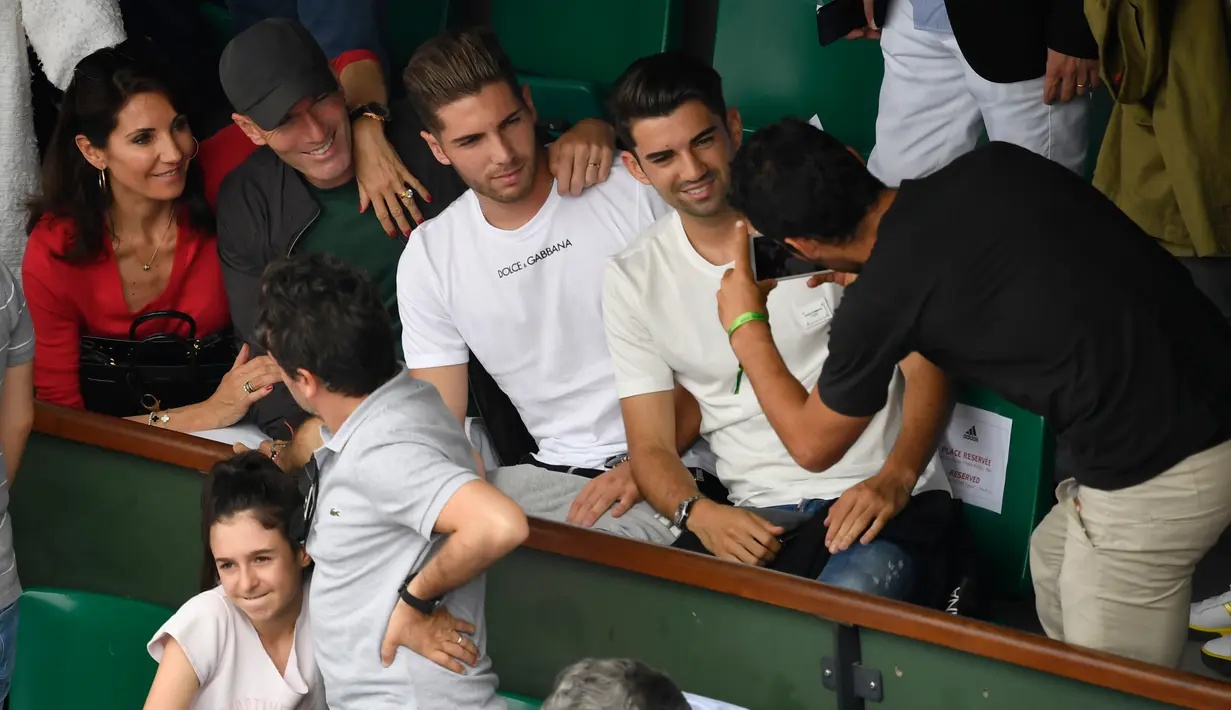 Mantan pelatih Real Madrid, Zinedine Zidane dan istrinya Veronique bersama kiper Real Madrid, Luca serta gelandang Prancis Lausanne dan Enzo berpose untuk foto saat menyaksikan final Prancis Terbuka di Roland Garros, Minggu (10/6). (AFP/CHRISTOPHE SIMON)