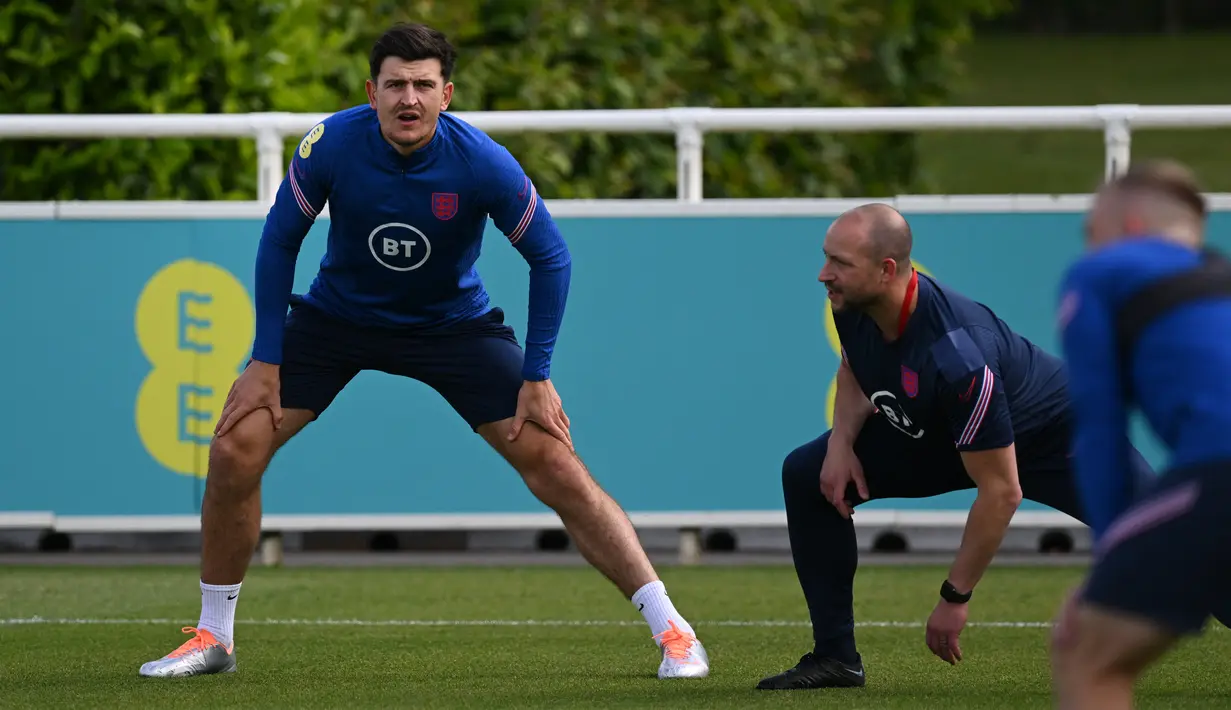 <p>Bek Inggris Harry Maguire mengambil bagian dalam sesi latihan tim di stadion St George's Park di Burton-upon-Trent, Senin (30/5/2022). Timnas Inggris akan menjalani laga perdana Grup 3 League A UEFA Nations League dengan menghadapi Hungaria di Budapest pada Sabtu WIB, 4 Juni 2022. (Paul ELLIS/AFP)</p>
