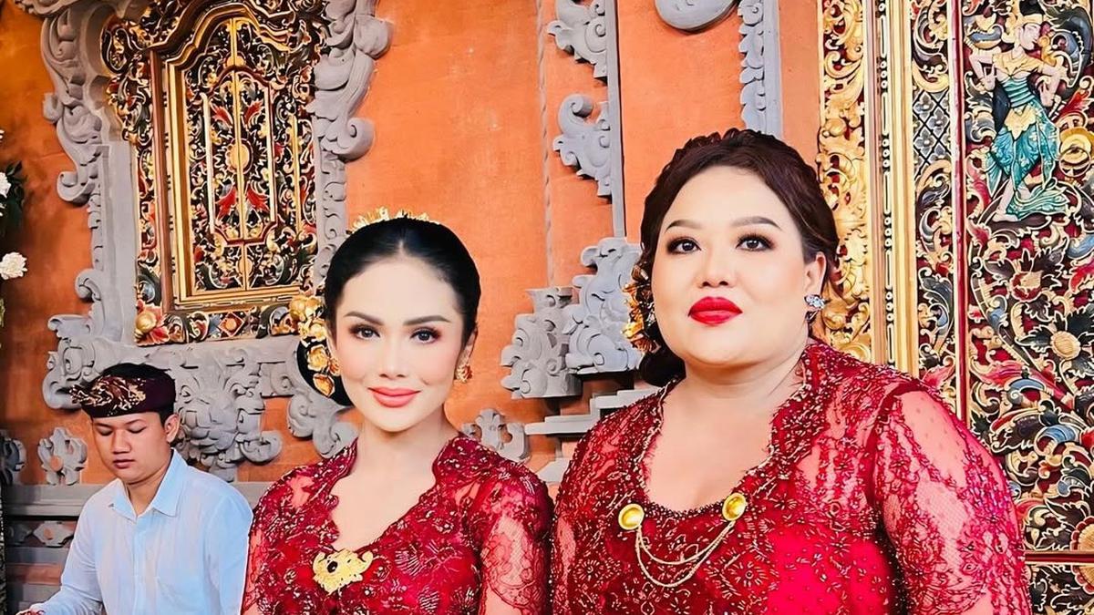 Potret Krisdayanti Bareng Calon Besan, Kompak Pakai Kebaya Bali Warna Merah