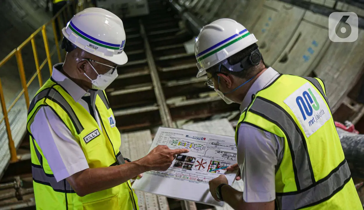 Direktur Utama PT MRT Jakarta (Perseroda) William Sabandar melihat progres proyek Mass Rapid Transit (MRT) Fase 2 segmen CP201 rute Thamrin - Monas di kawasan Stasiun Thamrin, Jakarta, Kamis (24/5/2022). Perkembangan proyek MRT Fase 2 Segmen CP201 rute Thamrin - Monas saat ini telah mencapai 38,80 persen. (Liputan6.com/Faizal Fanani)