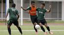 Pemain Timnas Indonesia U-22, Dimas Drajad, berebut bola saat latihan di Stadion Madya Senayan, Jakarta, Selasa (29/1). Latihan ini merupakan persiapan jelang Piala AFF U-22. (Bola.com/Yoppy Renato)