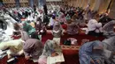Masjid Istiqlal menggelar salat tarawih perdana, menandai dimulainya masuknya bulan suci Ramadan 1447 Hijriah, Rabu (18/2/2026). Tampak dalam foto, umat Muslim membaca kitab suci Al-Quran sambil menunggu waktu salat Tarawih perdana Ramadan 1447 Hijriah tiba di Masjid Istiqlal, Jakarta, Rabu 18 Februari 2026. (Kapanlagi.com/Budy Santoso)