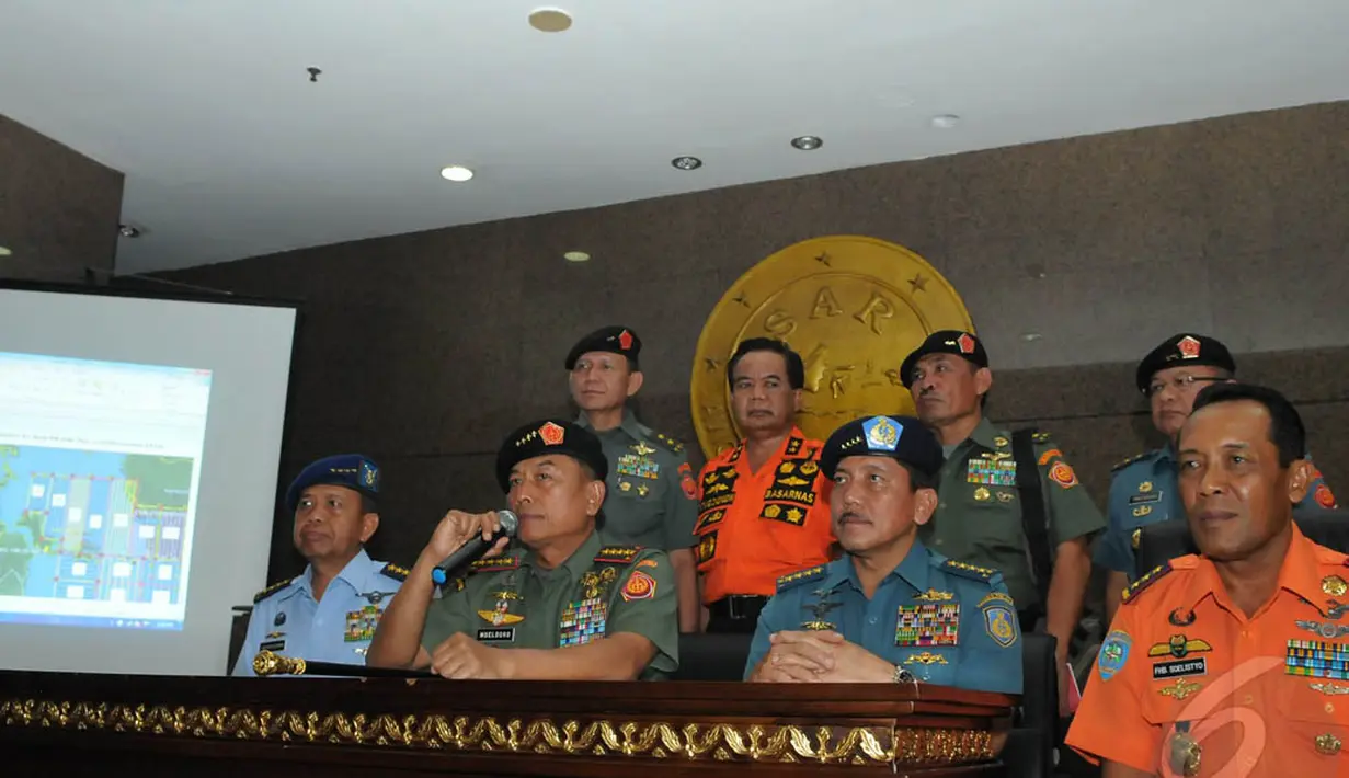 Panglima TNI Jenderal Moeldoko (kedua dari kiri) saat jumpa pers di Kantor Pusat Basarnas di Jakarta, Selasa (30/12/2014). (Liputan6.com/Herman Zakharia)