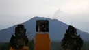 Lanskap Gunung Agung terlihat dari kawasan Karangasem, Bali, Sabtu (2/12). Hingga hari ini, penampakan asap dari kawah Gunung Agung semakin berkurang dibanding beberapa hari lalu. (Liputan6.com/Immanuel Antonius)