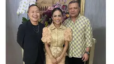 Salah satu kejutan dalam perayaan tersebut adalah kehadiran musisi Sandhy Sondoro sebagai pengisi acara. Dengan suara emasnya, Sandhy berhasil mencuri perhatian para tamu undangan. Kehadirannya semakin menambah semarak suasana dan memberikan nuansa spesial dalam perayaan ulang tahun Raul Lemos. (Liputan6.com/IG/@sandhysondoro_official)