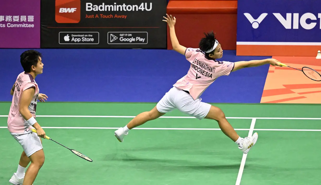 Ganda putri Indonesia, Siti Fadia Silva Ramadhanti (kanan) dan Apriyani Rahayu berusaha mengembalikan bola ke arah wakil Malaysia, Pearly Tan/Thinaah Muralitharan pada laga final ganda putri Hong Kong Open 2023 di Hong Kong Coliseum, Minggu (17/9/2023) siang WIB. (AFP/Peter Parks)