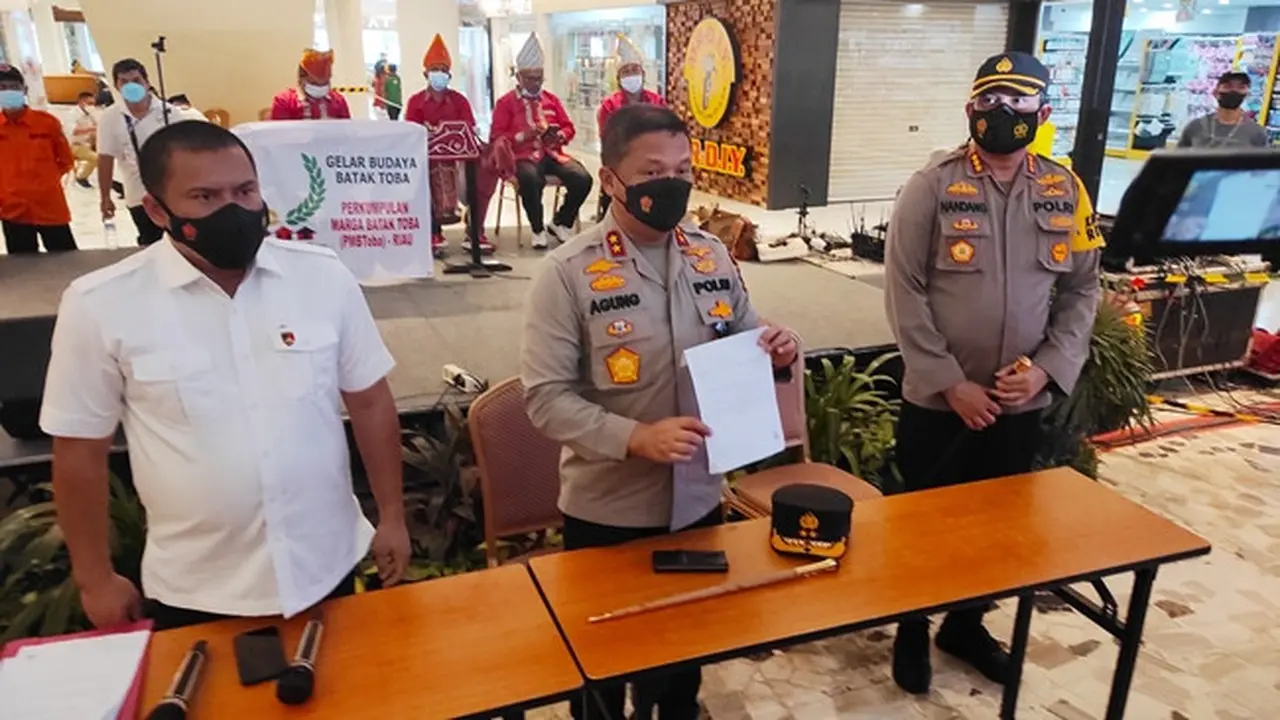 Kepala Polda Riau menunjukkan surat bebas Covid-19 palsu yang beredar di Bandara Pekanbaru.