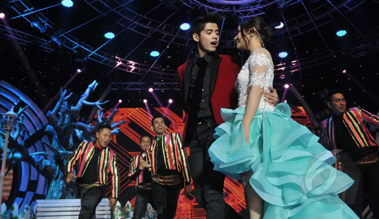 Keromantisan Aliando Syarief saat memeluk mesra pinggang Prilly Latuconsina di panggung SCTV Music Awards 2015 di Studio 6 Emtek City, Jakarta, Rabu (6/5). (Liputan6.com/Herman Zakharia)