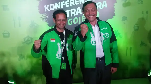 Menteri Koordinator bidang Kemaritiman Luhut Binsar Pandjaitan bersama dengan Founder dan Global Ceo Go-Jek Nadiem Makarim.