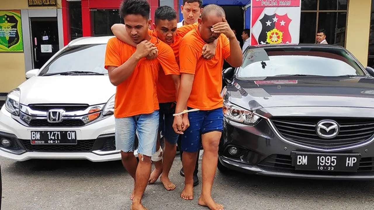 Otak pelaku perampokan rumah janda beranak tiga di Riau dipapah pelaku lainnya karena ditembak polisi.