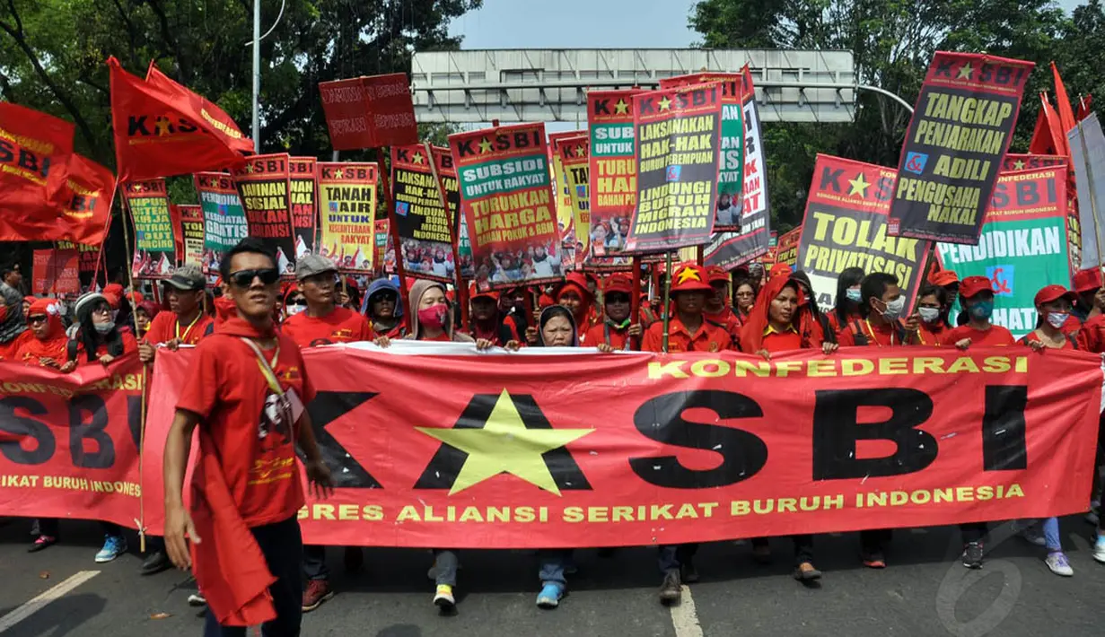 Massa dari Kongres Aliansi Serikat Buruh Indoensia (KASBI) dan Buruh Nasional ini menuntut penghapusan sistem kontrak kerja dan meningkatkan hak-hak perempuan, Jakarta, (15/9/14). (Liputan6.com/Miftahul Hayat)