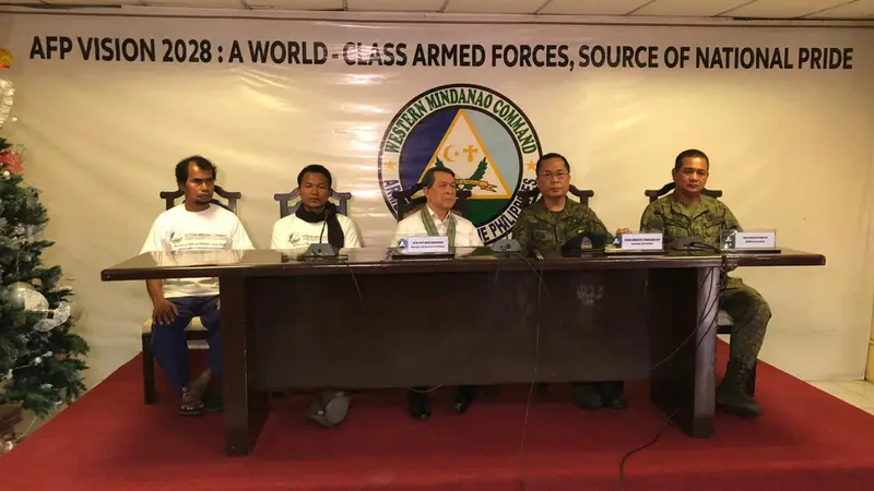 Konferensi Pers Dubes RI untuk Filipina Dr Sinyo Harry Sarundajang bersama dua WNI yang menjadi korban sandera Abu Sayyaf, dan militer Filipina.