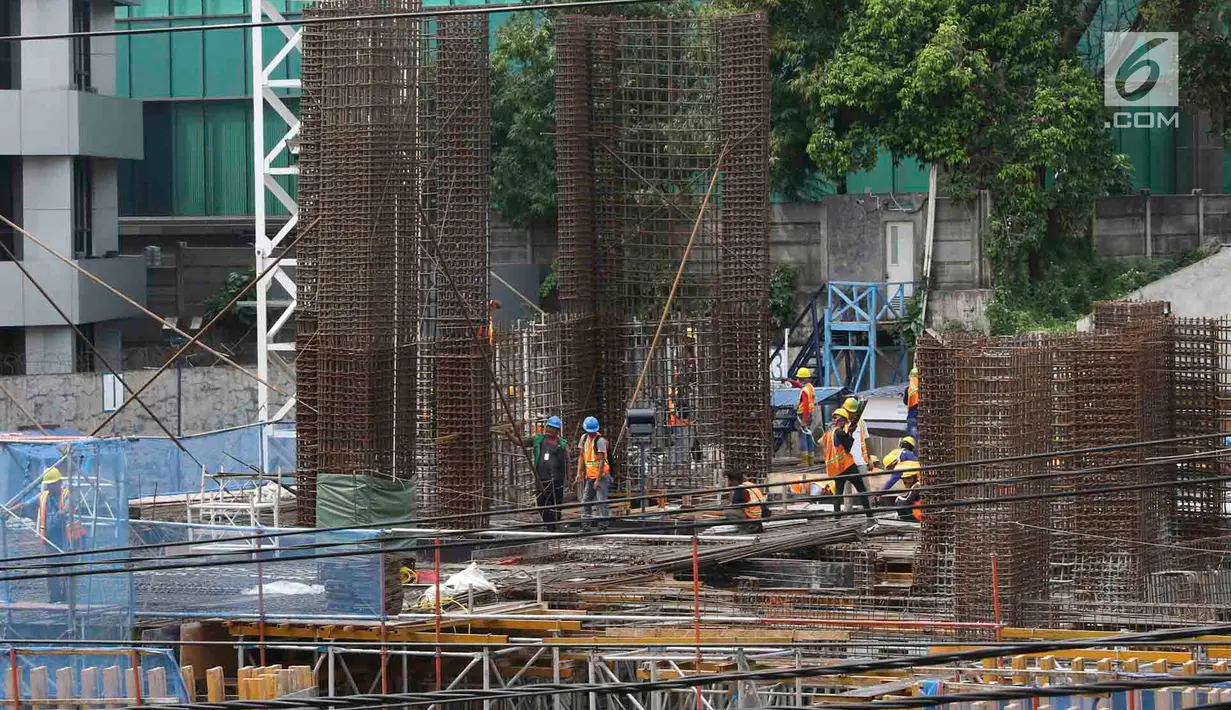 Pekerja membangun konstruksi bangunan bertingkat di Jakarta, Jumat (18/1). Kebijakan pembatasan baja impor oleh pemerintah sebagai respons terhadap keluhan pengusaha terkait banyaknya baja impor yang membanjiri Indonesia. (Liputan6.com/Immanuel Antonius)