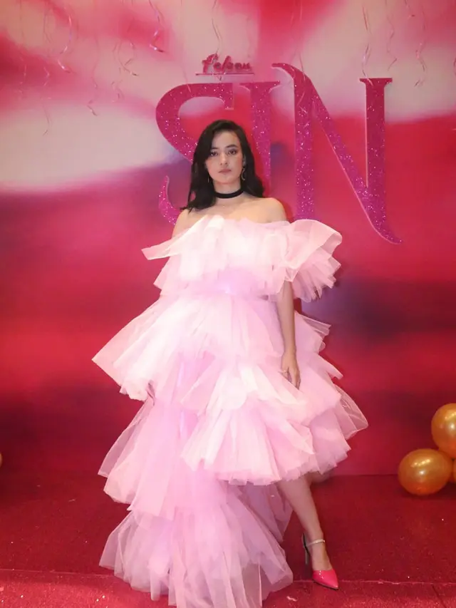 7 Pesona Mawar de Jongh, Pemeran Kartika Dewasa di Miracle in Cell No.7 Indonesia