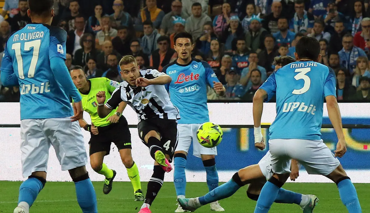 Napoli resmi menambah gelar juara Liga Italia mereka yang ketiga. Dua gelar pertama yang direngkuh Napoli terjadi pada musim 1987 dan 1990. (Andrea Bressanutti/LaPresse via AP)