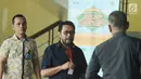 Politisi Partai Golkar Yorrys Raweyai (tengah) usai menjalani pemeriksaan di gedung KPK, Jakarta, Selasa (31/10). Yorrys diperiksa sebagai saksi untuk tersangka Markus Nari dalam kasus dugaan merintangi proses penyidikan. (Liputan6.com/Helmi Fithriansyah)