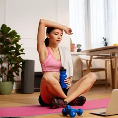 Pagi hari sering menjadi waktu paling padat, mulai dari bersiap-siap, sarapan, hingga mengejar jam masuk kerja. Di tengah rutinitas tersebut, olahraga kerap terlewat karena dianggap memerlukan waktu lama dan persiapan khusus. (foto/dok: freepik)