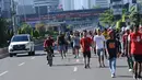 Warga berjalan di kawasan Jalan Jenderal Sudirman, Jakarta, Minggu (31/12). Meski Hari Bebas Kendaraan dipenghujung 2017 ditiadakan, warga tetap memadati kawasan sekitar Jalan Jend Sudirman dan MH Thamtin, Jakarta. (Liputan6.com/Helmi Fithriansyah)