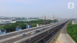 Foto Udara Tol Layang (Elevated) Jakarta-Cikampek (Japek) II di Tambun, Kabupaten Bekasi, Jawa Barat, Selasa (17/12/2019). Tol Layang Japek II mulai beroperasi untuk kendaraan golongan I tanpa tarif dengan minimum kecepatan 60 km dan Maksimum 80 km per jam (Liputan6.com/Zulfikar Abubakar)