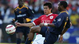Dong Fangzhuo. Striker Cina yang kini berusia 37 tahun dan telah pensiun pada Januari 2016 bersama HB Zhongji ini pernah menjadi bagian dari Manchester United saat didatangkan dari Dalian Shide pada pertengahan musim 2003/2004 dengan nilai transfer 725 ribu euro. (AFP/Alexander Joe)
