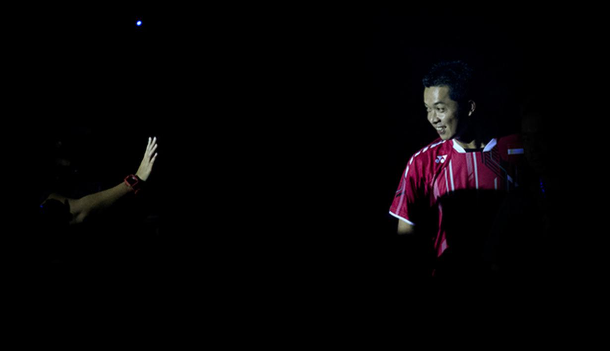 Pebulutangkis legendaris dunia asal Indonesia, Taufik Hidayat memasuki lapangan saat akan mengikuti laga Yonex Legends Vision di GOR Asia Afrika, Jakarta, Senin (17/8/2015). (Bola.com/Vitalis Yogi Trisna)