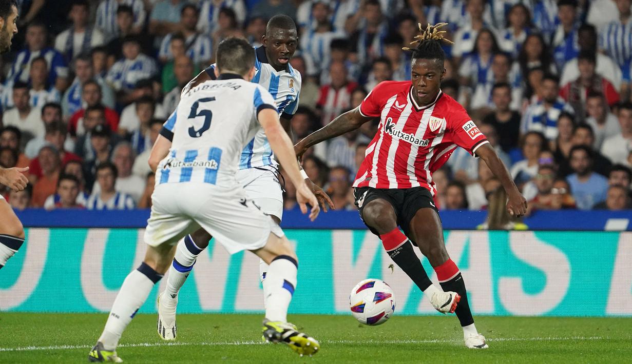 Pemain Athletic Bilbao, Nico Williams (kanan) masih kesulitan mencapai kesepakatan kontrak baru dengan klubnya. Jika kesepakatan baru tidak ditandatangani, ada kemungkinan Williams akan hengkang pada bulan Januari 2024. Athletic tentu tidak ingin kehilangan pemain berusia 21 tahun itu secara gratis di musim panas. (AFP/Cesar Manso)