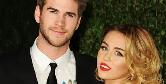 Pasangan fenomenal di Hollywood, Liam Hemsworth dan Miley Cyrus yang kerap beberapa kali mengalami pasang surut dalam hubungannya. Seringkali diisukan putus, namun pada akhirnya Miley Cyrus jatuh ke pelukan Liam. (AFP/Bintang.com)