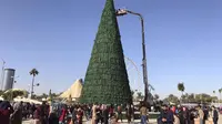 Untuk menunjukkan solidaritas pada orang-orang Kristen, seorang pengusaha muslim mendirikan pohon natal setinggi 26 meter di Baghdad.