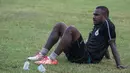 Bek Persipura Jayapura, Dominggus Fakdawer, tampak beristirahat seusai melakukan sesi latihan. Suasana latihan yang dijalani tidak terlalu berat, hanya dilakukan untuk menjaga kondisi pemain agar tetap fit. (Bola.com/Vitalis Yogi Trisna)