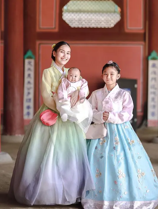 Liburan di Korea, Ayu Ting-Ting dan Bilqis tampil bak kakak adik saat kenakan hanbok [@ayutingting92]