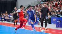 Pada 30 detik akhir, Jepang mendapat hadiah penalti. Skor 3-3 untuk Jepang. Tampak dalam foto, pemain Timnas Futsal Indonesia, M Iqbal (kiri) berebut bola dengan pemain Jepang pada semifinal Piala Asia Futsal 2026 di Indonesia Arena, Gelora Bung Karno, Senayan, Jakarta, Kamis (4/2/2026). (Bola.com/Bagaskara Lazuardi)