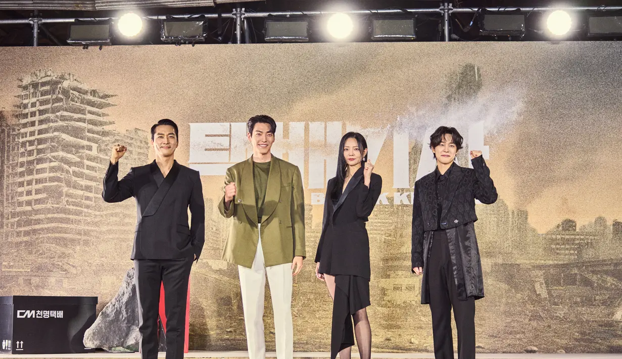 Song Seung Heon, Kim Woo Bin, Esom, dan Kang You Seok dalam konferensi pers drakor Black Knight. (Netflix)