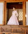 Berada di Hanok House, Raline Shah tampil bak bangsawan Korea Selatan dengan mengenakan hanbok. Tampilannya pun begitu menawan. [@bysrahyoon/@ralineshah]