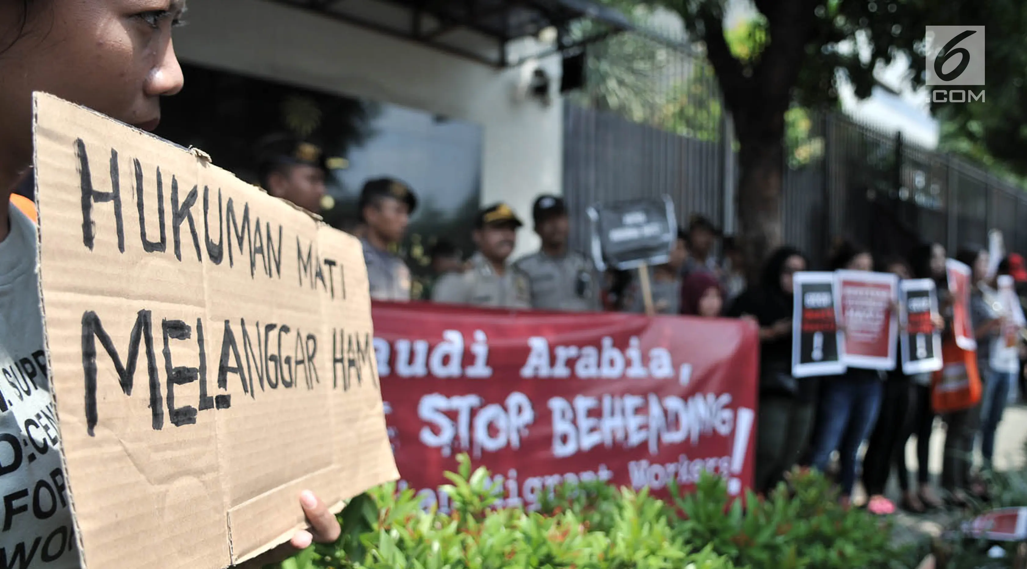 Pengunjuk rasa membawa poster untuk menyuarakan aspirasi di depan Kedutaan Besar Arab Saudi, Jakarta, Selasa (20/3). Aksi unjuk rasa dilakukan terkait hukuman mati terhadap TKI asal Madura, Zaini Misrin. (Merdeka.com/Iqbal S. Nugroho)