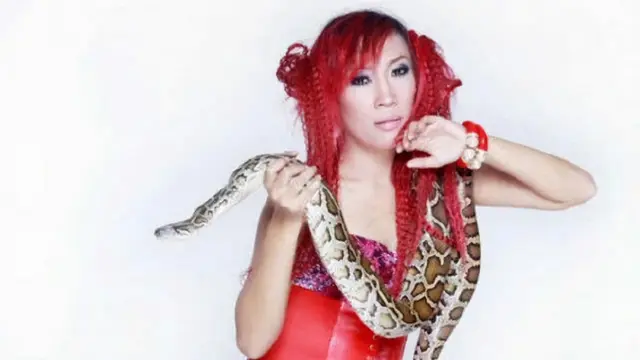 7 Pemotretan Seleb Wanita dengan Ular Ini Bikin Ngeri