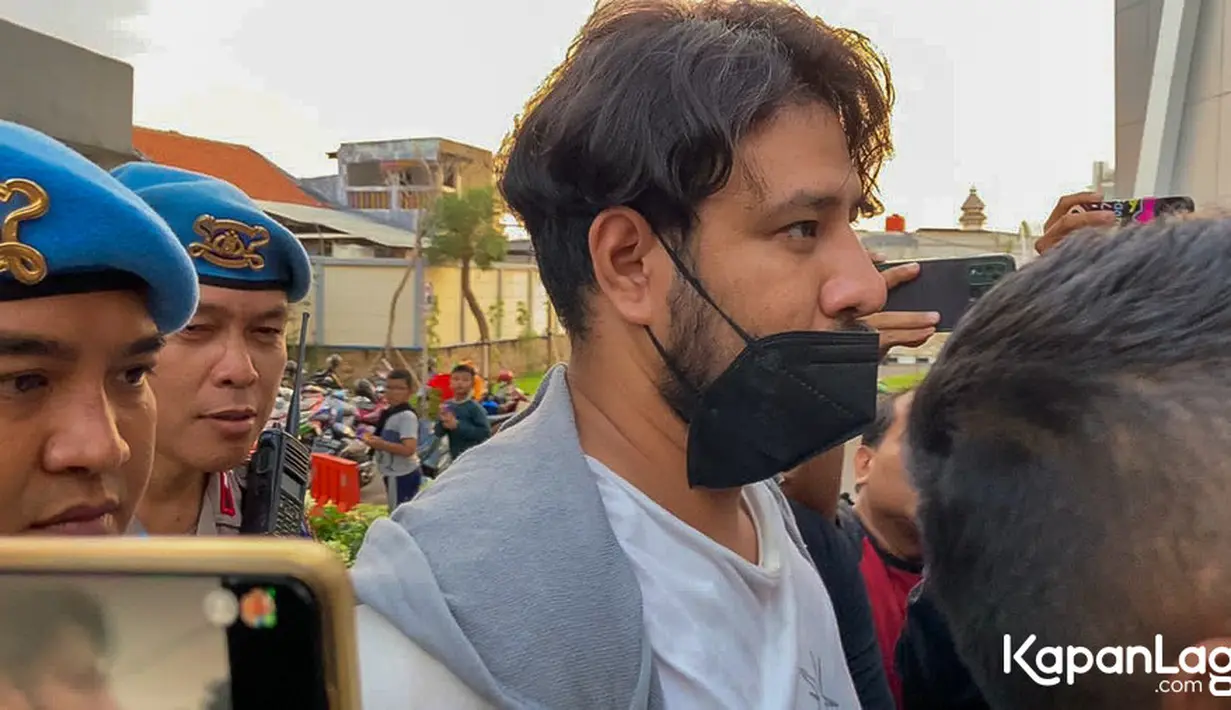 "Kami sudah melakukan pemeriksaan kesehatan terhadap AZ. Hasil pemeriksaan kesehatan di Polres, saudara AZ dalam keadaan sehat," ujar Kasatres Narkoba Polres Jakarta Barat, AKBP Indrawienny Panjiyoga, Kamis (14/12/2023). [Foto: KapanLagi.com®/Muhammad Akrom Sukarya]