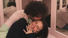 Pada unggahan Instagram, Selena membagikan foto dirinya bersama Benny Blanco dengan cincin pertunangan yang berkilauan di jari manisnya. Para penggemar sudah heboh dengan kabar tersebut, tapi Taylor menambah keseruan dengan komentarnya, "Yes, I will be the flower girl." Respons Taylor ini langsung disambut dengan antusias oleh penggemar, yang membayangkan kehadirannya dalam pernikahan Selena sebagai gadis bunga yang tak terlupakan. (Liputan6.com/IG/@selenagomez)