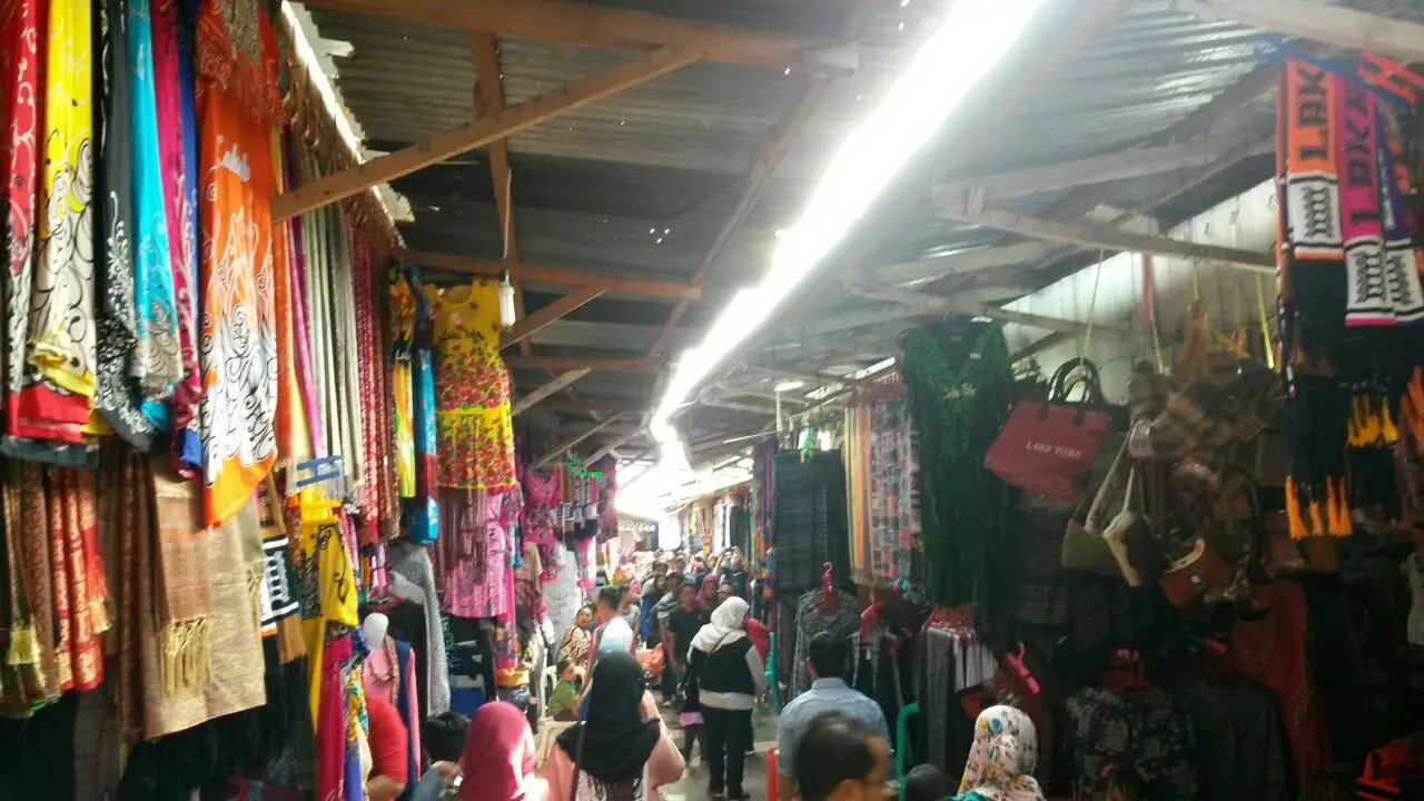 Pasar cinderamata di Desa Tomok, Pulau Samosir, Danau Toba (Rizki Akbar Hasan/Liputan6.com)