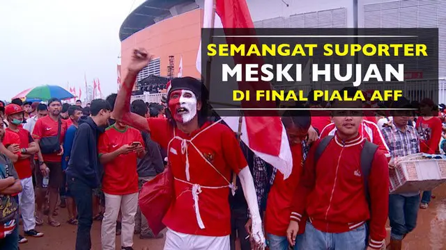 Semangat Suporter Meski Hujan saat Timnas Indonesia Vs Thailand
