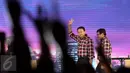 Cagub dan Cawagub DKI Jakarta nomor 2, Ahok - Djarot menyapa undangan dan pendukungnya saat Debat Final Cagub-Cawagub DKI 2017 di Bidakara, Jakarta, Jumat (10/2). (Liputan6.com/Faizal Fanani)