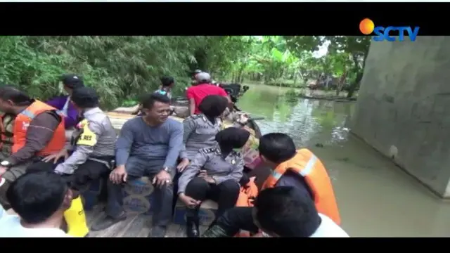 Sungai Bengawan Solo meluap, lima desa di Bojonegoro, Jawa Timur, terendam banjir. Hal ini menyebabkan akses jalan antardesa terputus dan mengisolir aktivitas warga.