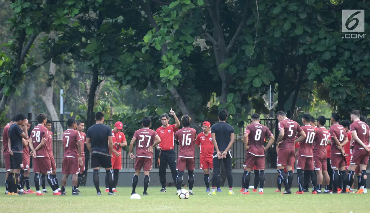 Pelatih Persija, Stefano Cugurra (tengah) memberi arahan pada timnya saat latihan jelang laga kedua Semifinal Zona Asia Tenggara Piala AFC 2018 melawan Home United di Lapangan A Kompleks GBK, Jakarta, Senin (14/5). (Liputan6.com/Helmi Fithriansyah)