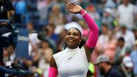 Petenis AS, Serena Williams, melambai ke arah penonton setelah mengalahkan Yaroslava Shvedova dari Kazakstan pada babak keempat AS Terbuka 2016, Senin (5/9/2016). (US Open)