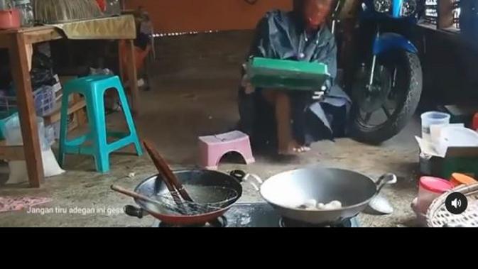 Seorang lelaki memasak dengan menggunakan jas hujan dan helm (dok.instagram/@dagelan/https://www.instagram.com/p/CLD3bJkH2Rf/Komarudin)